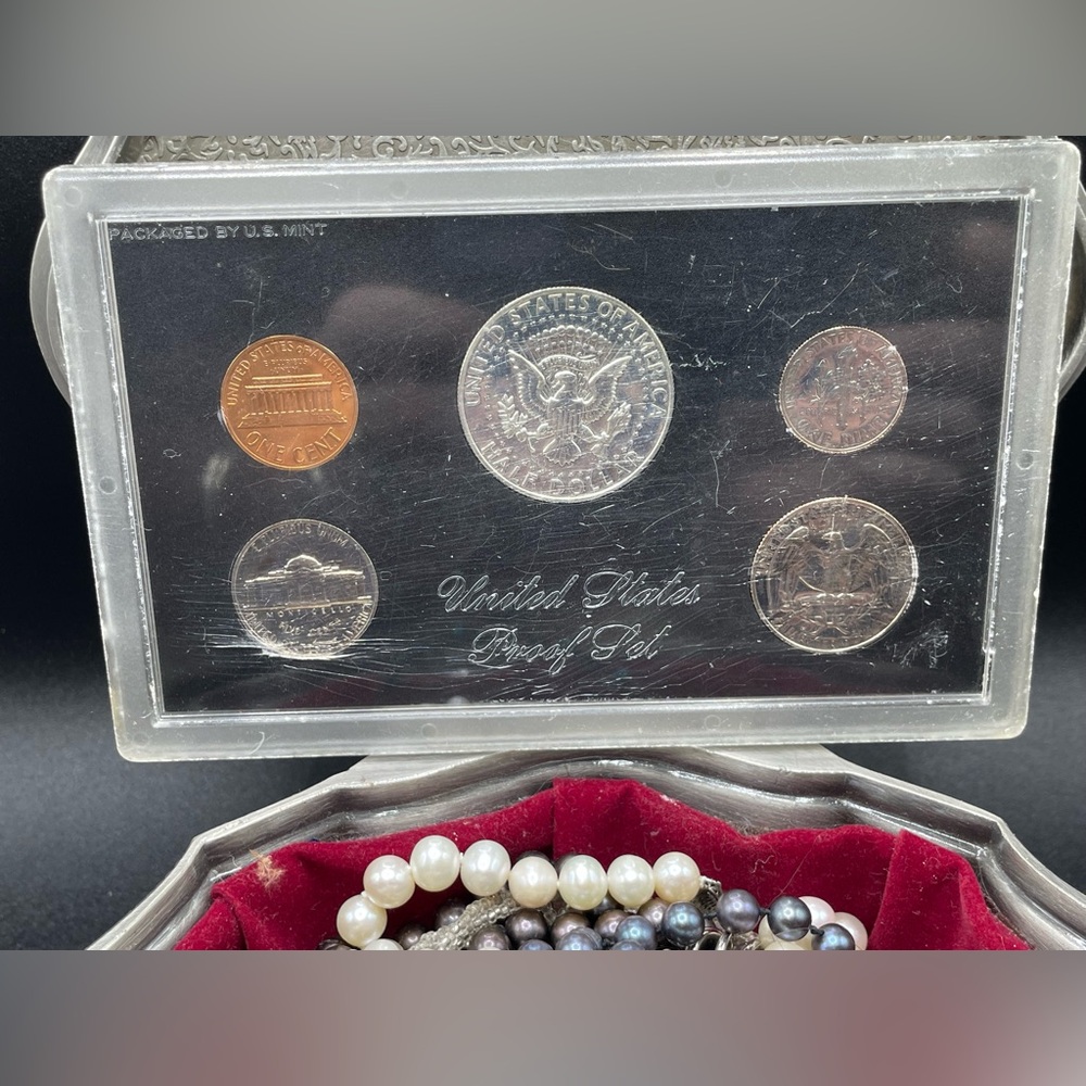 United States Proof Coin Set From 1968 with Display Case - Picture 5 of 6